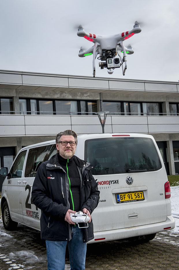 NORDJYSKE Medier går i luften med en drone. Fotograf Henrik Bo ved styrpinden. © Foto: Martin Damgård